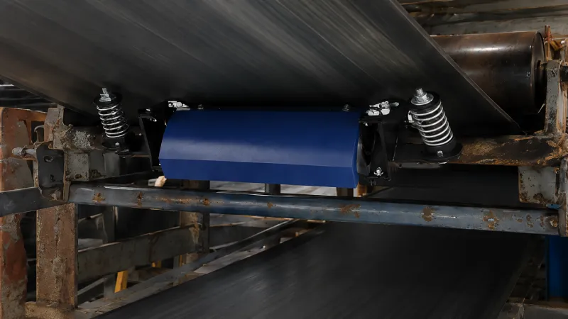 Como funciona o raspador de esteira transportadora?